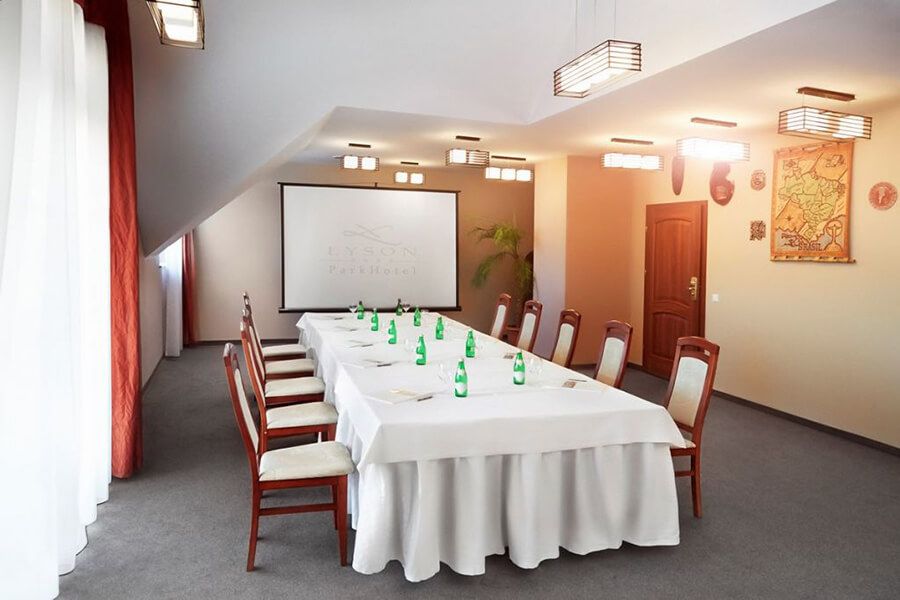 organizacja-konferencji-na-wysokim-poziomie-sala-konferencyjna